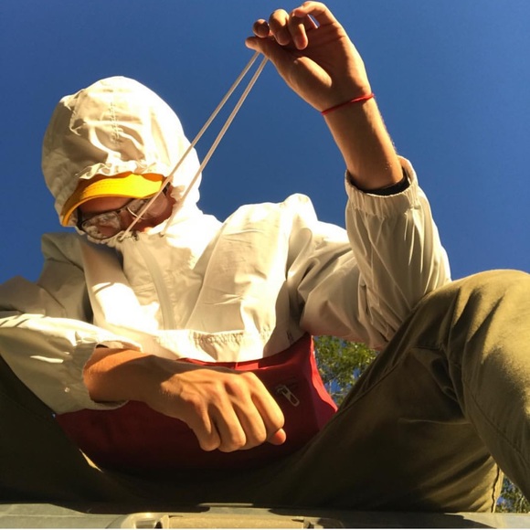 Red and white wind breaker - Picture 2 of 4